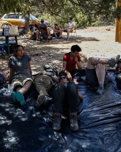 Los investigadores aprovechan las horas de más calor para descansar y comer a la sombra de las sabinas que abundan en la Sierra de la Cierva, donde se ubica el yacimiento de Las Hoyas.