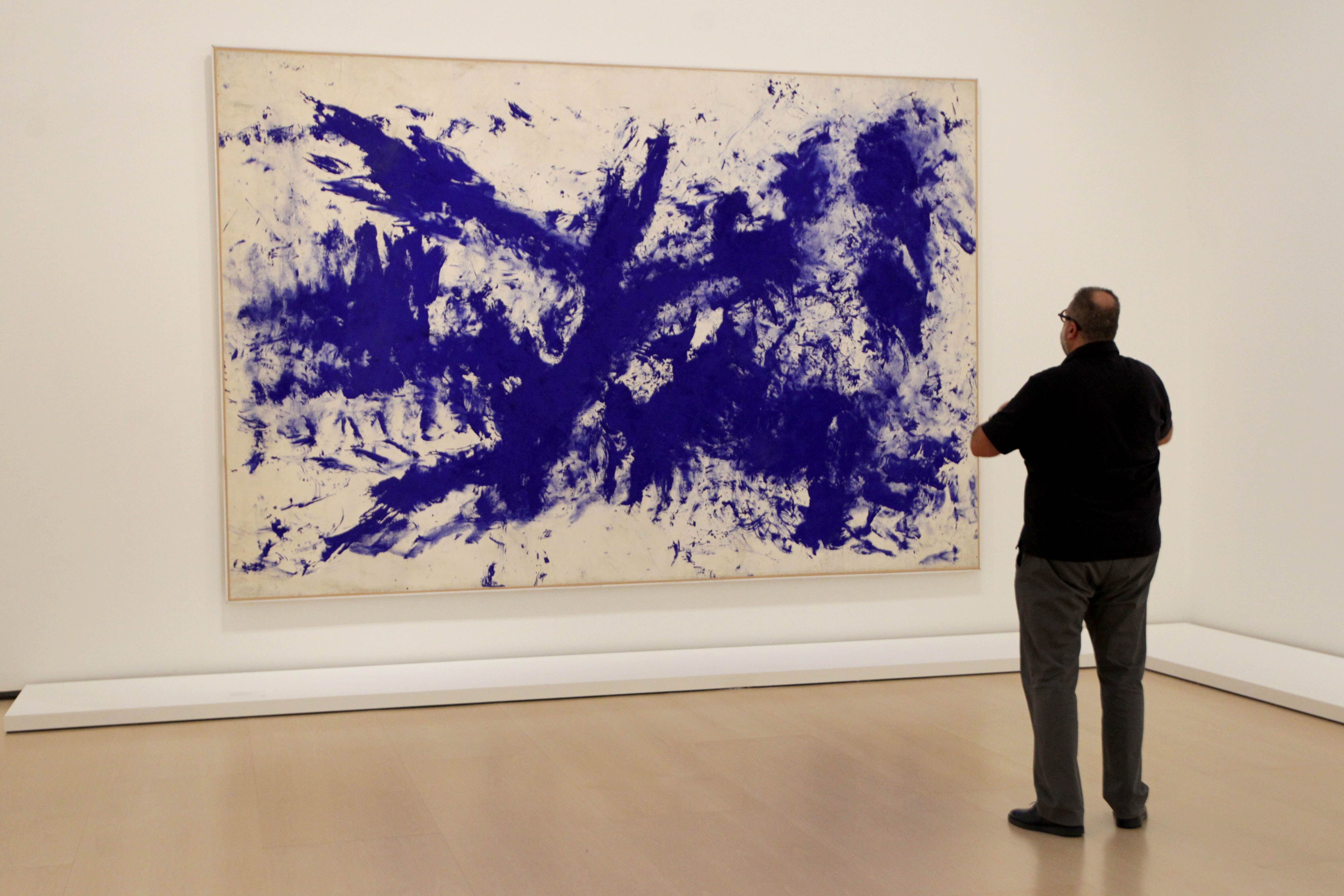 Un visitante del museo Guggenheim ante 'La gran antropometría azul', de Yves Klein.