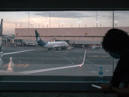 Un pasajero mira su celular en el Aeropuerto Internacional de la Ciudad de México, en mayo de 2021.