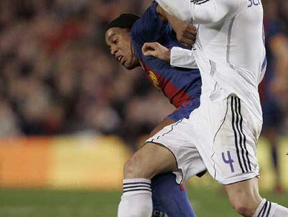 Ronaldinho forcejea con Sergio Ramos en el partido del sábado en el Camp Nou.