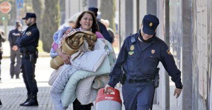 La polic&iacute;a ayuda a los vecinos desalojados de la corrala Utop&iacute;a.