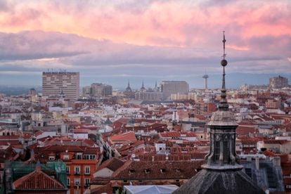 Vista de los techos del centro de Madrid, al fondo el Faro de Moncloa.