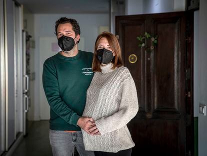 Alejandra Cabrera y David Lezcano, confinados en su casa de Valencia al dar positivo en covid.