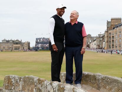 Tiger Woods y Jack Nicklaus, en el puente de Swilcan, en el hoyo 18.