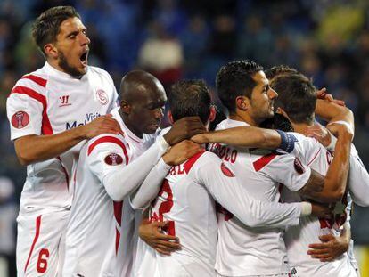 Los jugadores del Sevilla celebran el tanto de Bacca.