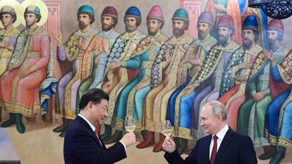 Xi Jinping y Vladímir Putin brindan durante un encuentro en Moscú.