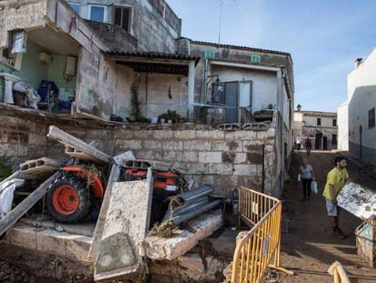 Vista de una calle de Son Carrió, localidad buscan al niño de ocho años desaparecido. En vídeo, cuarto día de búsqueda de Artur.