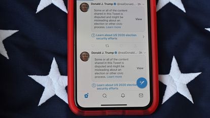Tuits de Trump etiquetados con la advertencia de que pueden resultar engañosos.
