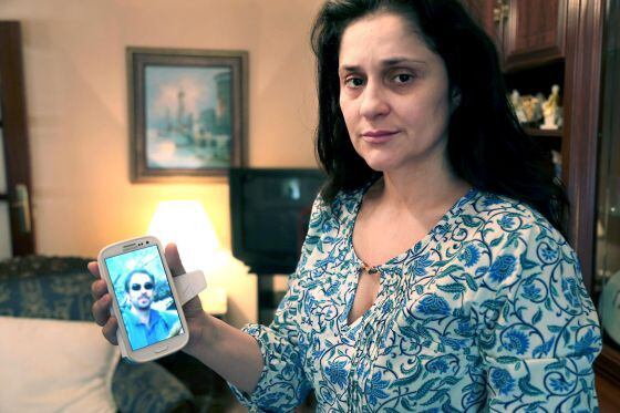 Julia Ordóñez, la mujer de José Antonio Martínez, el segundo espeleólogo fallecido, muestra una imagen de su marido.