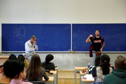 Un estudiante explica las razones de la huelga en de la Universidad Politécnica de Madrid.