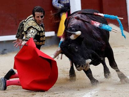 Juan José Padilla, de rodillas, en el inicio de la faena de muleta a su primer toro.