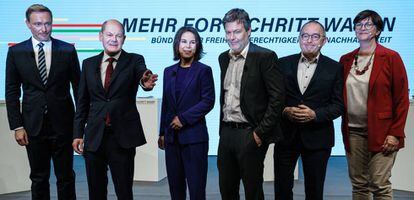 El futuro canciller de Alemania, Olaf Scholz (segundo por la izquierda), junto a otros representantes de los partidos de la nueva coalición. 