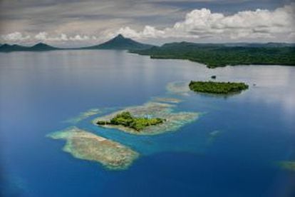 Vista de la región volcánica deTuare e isla de Kapepa, desde Kimbe Bay (Papúa Nueva Guinea).