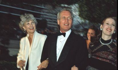 Paul Newman, en una imagen de 1981, junto a su esposa Joanne Woodward y su hija Susan.