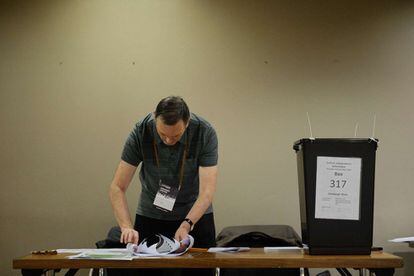 Preparativos de una mesa electoral antes del inicio de la votación en Edimburgo.