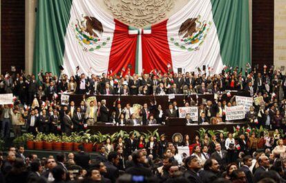 Diputados del Partido del PRD toman el estrado principal de la cámara de diputados para increpar la llegada del presidente Vicente Fox.