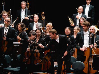 El director Klaus Mäkelä saluda a la concertino de la Orquesta Filarmónica de Oslo, Elise Båtnes, al final del concierto, el miércoles, 9 de agosto.