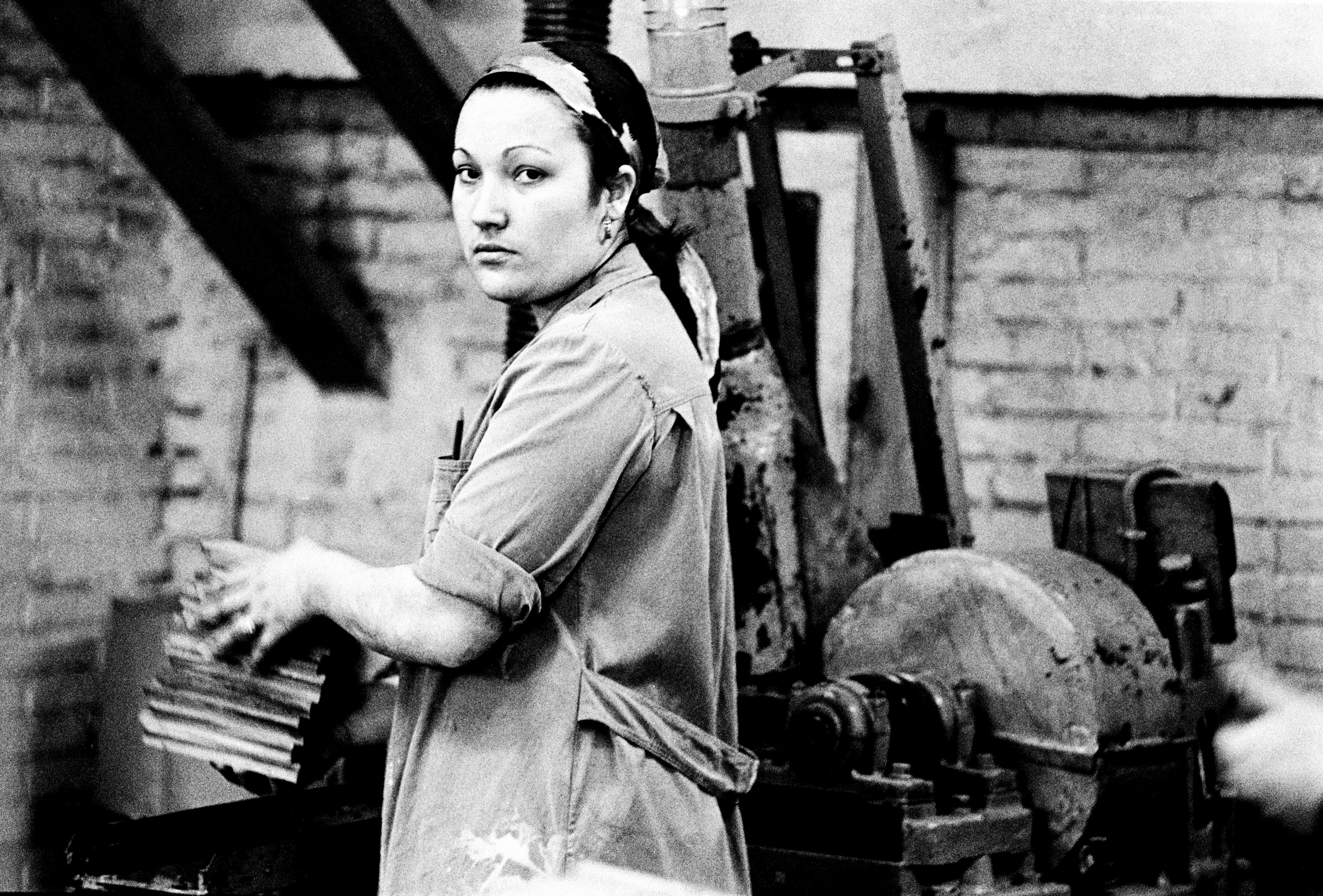'Obrera en la fábrica', fotografía tomada en Barcelona, en 1976, perteneciente a la serie 'Trabajo o faena'. 