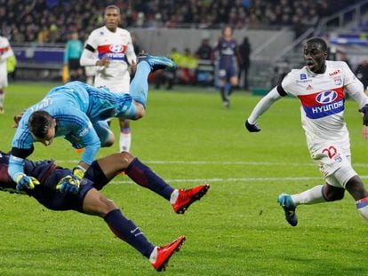 Mbapp&eacute; choca con Lopes.