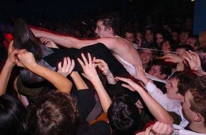 Pete Doherty entre el público en un concierto de The Libertines en The Rhythm Factory, Londres, en febrero de 2004. 