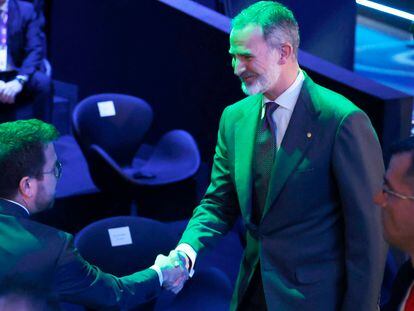 Felipe VI saluda a Pere Aragonès, durante la inauguración del Mobile World Congress en Barcelona. Sánchez saluda a Pere Aragonès.