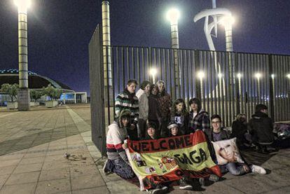 Un grupo de jóvenes, ayer por la noche, acampados ante el pabellón Sant Jordi para poder entrar los primeros para ver a Lady Gaga.
