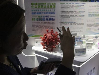 Presentación de la vacuna de Sinopharm en una feria en Pekín.