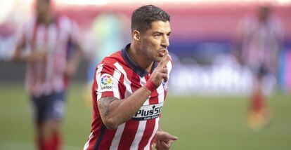 Luis Suárez celebra uno de sus dos goles este domingo en el Wanda Metropolitano en su estreno con el Atlético.