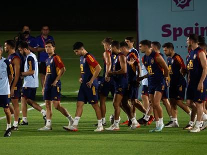 Luis Enrique y los jugadores de la selección española, durante el entrenamiento del viernes en las instalaciones de la Universidad de Qatar, en Doha.