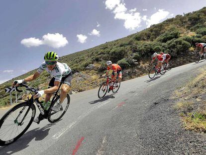 enjamin King (i), durante la novena etapa de La Vuelta 2018. 