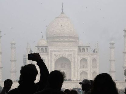 Turistas frente al Taj Mahal a principios de 2018.