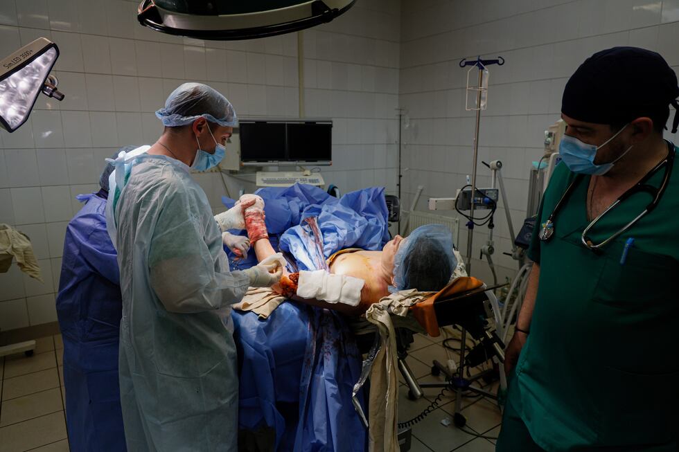 El equipo médico durante una operación en un hospital militar en Kiev, la capital de Ucrania, el 5 de mayo.