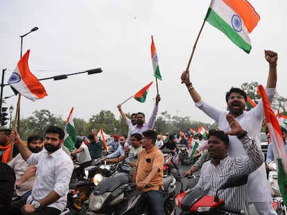 Simpatizantes del partido gobernante en la India, el BJP, celebran el alunizaje de la nave espacial, este miércoles cerca de la Puerta de la India, en Nueva Delhi.