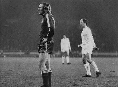 Netzer, a la izquierda, y Bobby Charlton durante un Inglaterra-Alemania de 1973.