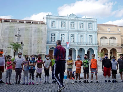 Un grupo de niños atiende a las instrucciones de su profesor en el centro histórico de La Habana, el pasado 6 de enero.