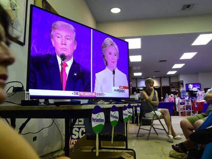 Espectadores del debate en Pasadena, California,