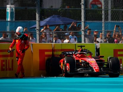 Leclerc abandona su Ferrari tras realizar un trompo en la clasificación del GP de Miami.