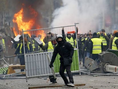 Protesta de los 'chalecos amarillos' contra la subida de la gasolina, en París el 24 de noviembre.
 