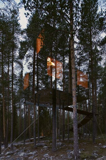 Este hotel de alumnio revestido con cristales de espejo está situado entre los árboles del norte de Suecia, cerca de la pequeña aldea de Harads. El bosque queda reflejado en sus paredes, camuflando la construcción e integrándola en el espectacular paisaje que la rodea.