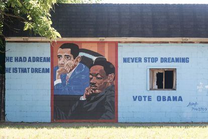 Esta estampa muestra el rosto serio de Obama. A su lado, dos frases que hacen referencia al conocido "Yo tengo un sueño" de Martin Luther King Jr. "Yo tuve un sueño. Él es ese sueño", se puede leer al lado del presidente, indicando que Obama es el sueño realizado. Por contraste, este mensaje de esperanza se encuentra en la fachada de un edicio abandonado con la ventana destrozada. La obra se encuentra en Detroit (Michigan), donde fue realizada por un artista local.