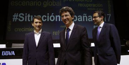 Desde la izquierda: Rafael Dom&eacute;nech, Jorge Sicilia y Miguel Cardos, responsables de BBVA Research, durante la presentaci&oacute;n de su informe 