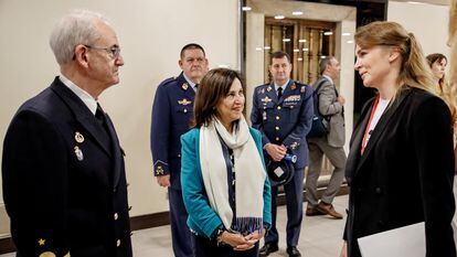 El jefe del Estado Mayor de la Defensa, el almirante Teodoro López Calderón, y la ministra de Defensa, Margarita Robles, charlan con una miembro de la delegación de Ucrania, en la reunión que la Asamblea Parlamentaria de la OTAN celebra en Madrid.