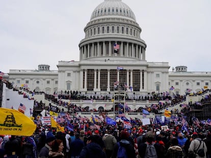 Seguidors de Donald Trump envaeixen el Capitol. 