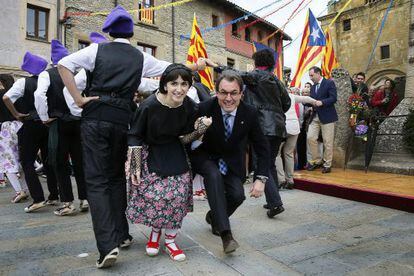 El presidente de la Generalitat, Artur Mas, participa en una danza durante los actos organizados con motivo de la Fiesta Verdaguer 2013.