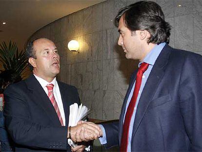 El portavoz del Consejo General del Poder Judicial, Enrique López (derecha), y el vocal Juan Carlos Campo se saludan tras la reunión.