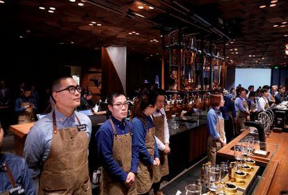 Los trabajadores del nuevo local durante la presentación que ha realizado Starbucks este martes en Shanghai.