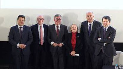 Desde la izquierda, el director del ICAA, Óscar Graefenhain, el director general de la Academia, Joan Álvarez; el secretario de Estado de Educación, Marcial Marín; la presidenta de la Academia, Yvonne Blake; el secretario de Estado de Cultura, Fernando Benzo, y el director general de Planificación y Gestión Educativa, José María Fernández Lacasa.