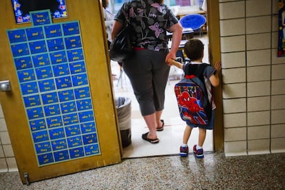 Un niño entra en clase en un colegio de Michigan.