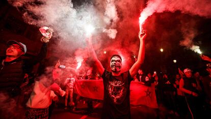 Aficionados de Marruecos celebran la victoria de su selección ante España en el Mundial.