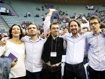Carolina Bescansa, Luis Alegre, Juan Carlos Monedero, Pablo Iglesias e Íñigo Errejón, en la asamblea de Podemos en el Palacio de Vistalegre en 2014.